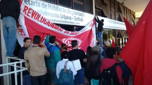 Em protesto por moradia, MTST ocupa sede da Codhab