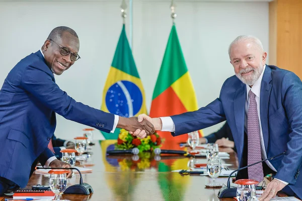 Imagem colorida do presidente do Benim, Patrice Talon, e do presidente Lula - Metrópoles