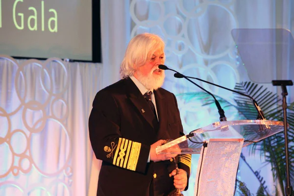 Imagem colorida mostra o fundador do Greenpeace, Paul Watson, discursando - Metrópoles