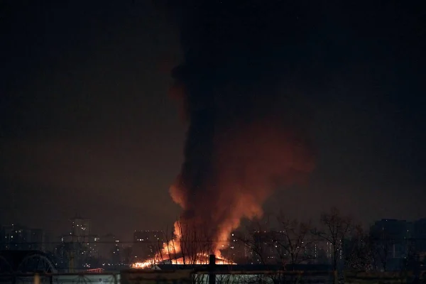 Foto colorida de incêndio em Kiev após ataque russo - Metrópoles