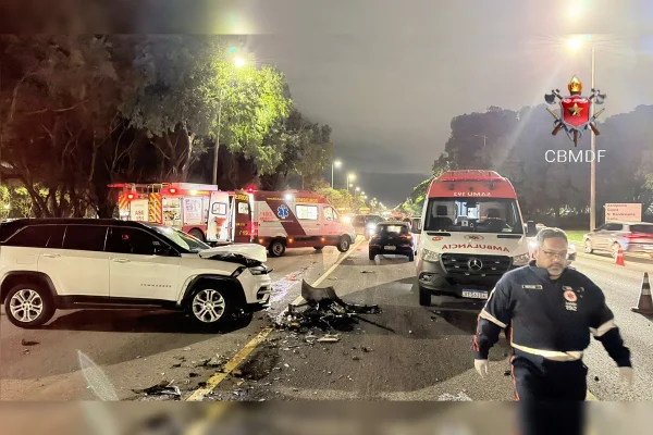 Colisão frontal envolvendo carros e moto impacta trânsito no Eixão
