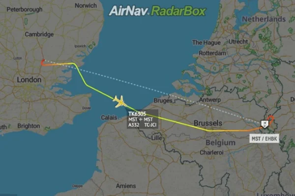 Escondido em trem de pouso do avião, passageiro clandestino sobrevive a voo