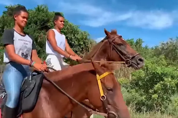 Irmãs gêmeas Jéssica e Bárbara praticam hipismo com obstáculos feito por elas