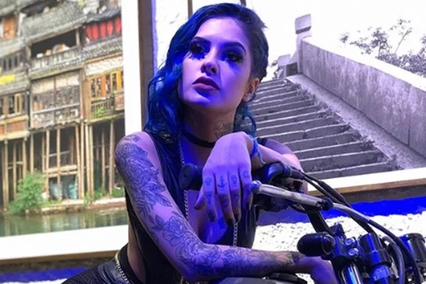 Tati Zaqui dá beijão em mulher durante show e posta vídeo no Instagram