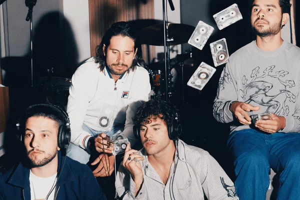 Foto com cor. Integrantes da banda Lagum - Metrópoles