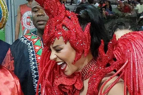 “Laroyê, Exu!”: Paolla Oliveira celebra título inédito da Grande Rio