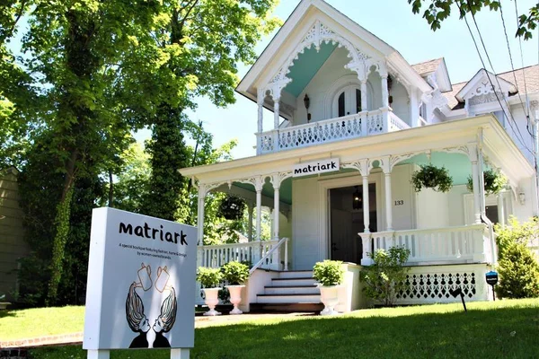 Brasileira faz sucesso nos Hamptons com multimarcas feminista