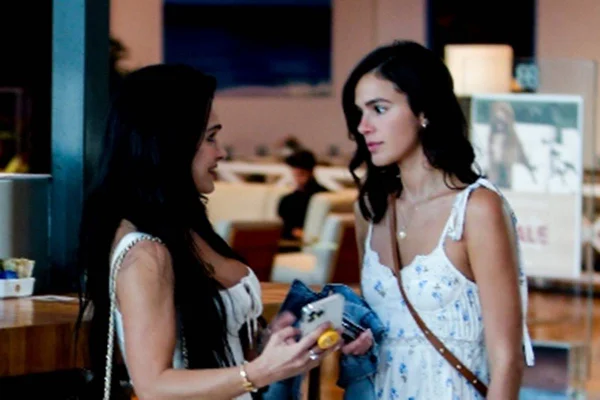Foto colorida da Bruna Marquezine conversando com uma mulher-Metrópoles