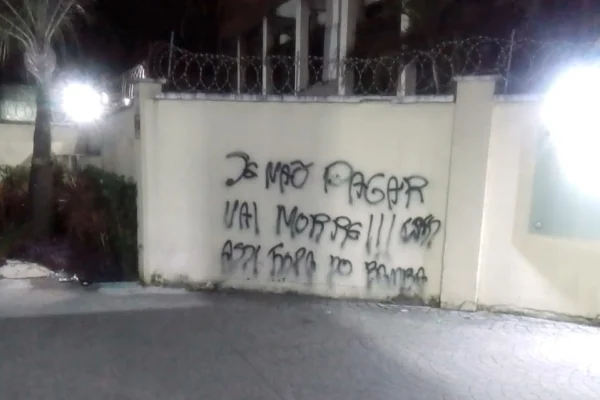 Imagem colorida, TCP vandaliza condomínio no Rio após moradores negarem taxa de R$ 25 mil- Metrópoles