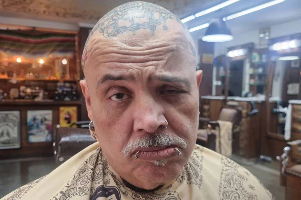 foto colorida do rosto de João Gordo - metrópoles