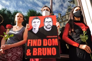 Protesto em Londres pede que autoridades brasileiras elucidem o desaparecimento de Dom Phillips e Bruno Araújo