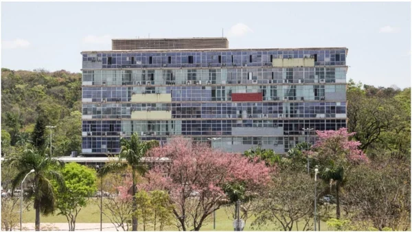 Aluna da UFMG reclama que máscara de professores impede leitura labial