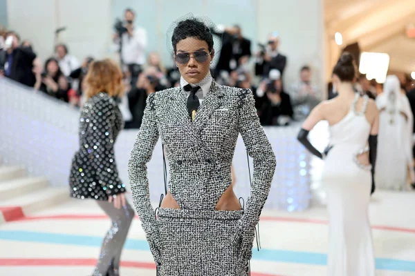 Na imagem com cor, Teyana Taylor durante o tapete do Met Gala 2023 - Metrópoles