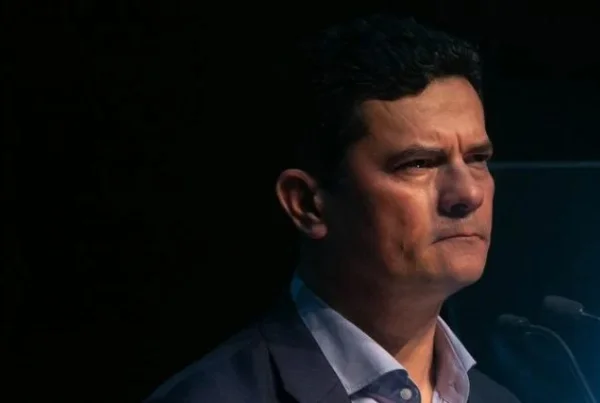 Sérgio Moro, ex-juiz e atual pré-candidato a Presidência da República. Ele usa terno escuro e camiseta branca- Metopoles