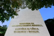 No dia 21 de maio, o MCTI assinou a prorrogação do contrato com a AC Segurança por 12 meses. O valor inclusive foi atualizado para R$ 7,76 milhões.

Procurada, a pasta informou que na data da publicação do aditivo, a punição do MEC a AC Segurança não constava “nos sistemas oficiais de consulta a penalidade”. “As decisões administrativas são tomadas com base nas certidões e registros oficiais disponíveis no momento da assinatura”, informou a pasta.

Em nota, o ministério escreveu que “tomou ciência de nova condição impeditiva” relativa a AC Segurança em 9 de julho (quarta-feira passada). “Diante disso, serão adotados os procedimentos administrativos cabíveis. A empresa será formalmente notificada e terá prazo para apresentar justificativas, conforme os princípios do contraditório e da ampla defesa”.