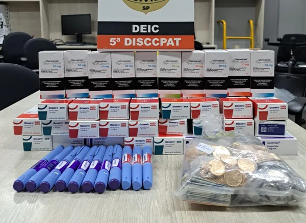 Imagem mostra medicamentos roubados de farmácia, entre eles o Ozempic - Metrópoles