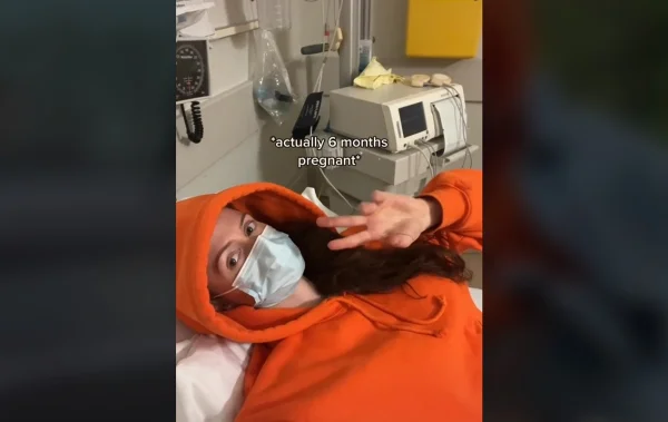 Abby Pollock descobre gravidez em exame que investigava prisão de ventre