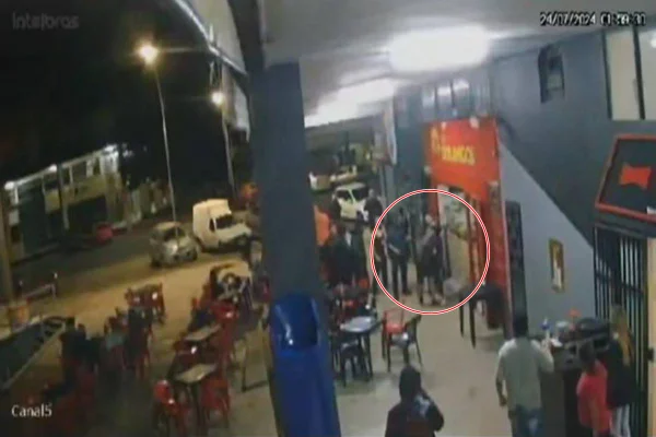 Vídeo mostra rapper sendo espancado por grupo em saída de bar no DF