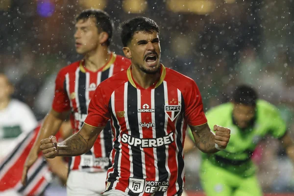 Brasileirão: fora de casa, São Paulo vence Coritiba e segue invicto