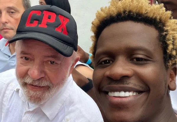 O ex-presidente e candidato à presidência Lula tira selfie ao lado de ator Diego Raymond, em visita ao Morro do Alemão, Rio de Janeiro. Bolsonaristas espalharam em redes sociais a notícia falsa de que Raymond seria traficante - Metrópoles