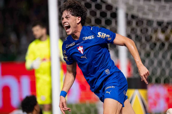 Palmeiras vence Bragantino em Barueri e retoma liderança do Brasileirão