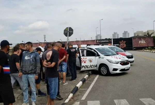 Corinthians é recebido com protestos e torcedores entram no CT