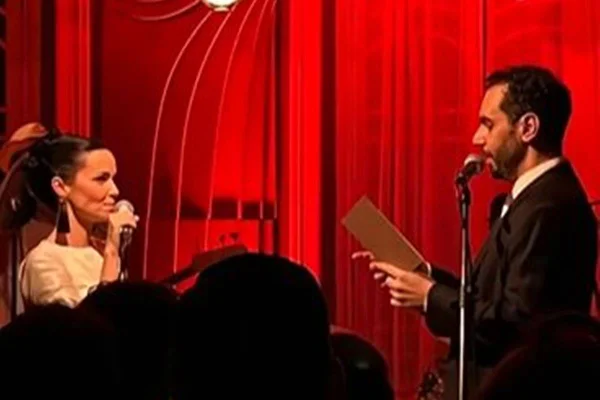 Debora Falabella e Fernando Fraiha se olham em palco - metrópoles