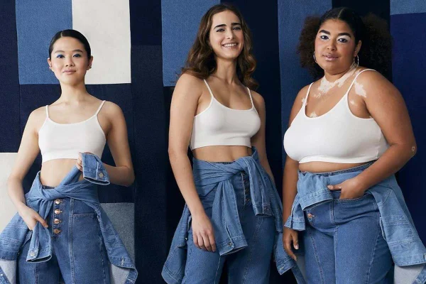 Modelos com diferentes corpos em campanha da Amaro com blusa branca e calça jeans