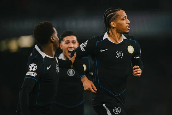Com dois de João Pedro, Chelsea vira e vence o Napoli na Champions