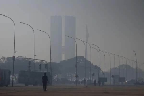 Névoa de fumaça vista na Asa Norte também mudou o cenário da manhã na Esplanada - Metrópoles