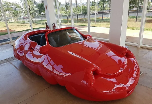 Exposição de Erwin Wurm no CCBB “engorda” objetos e brinca com público