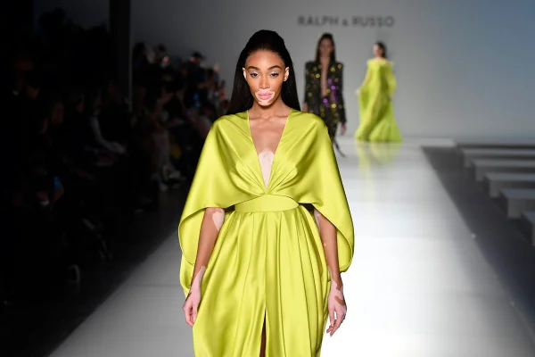 Winnie Harlow no desfile de alta-costura primavera/verão 2020 da Ralph & Russo