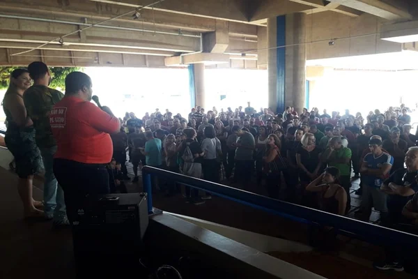 Em assembleia, metroviários decidem não entrar em greve nesta segunda