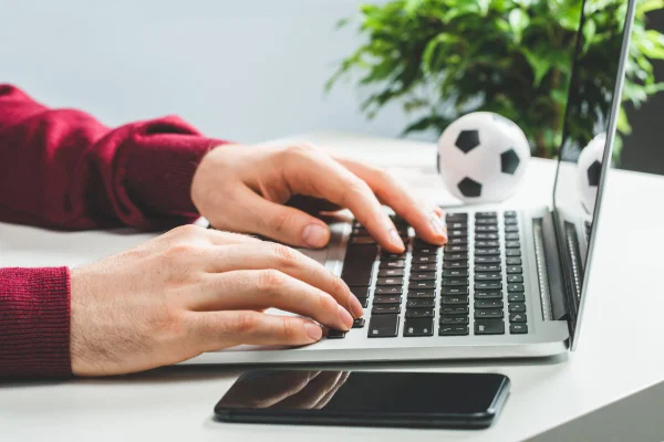 Apostador analisando mercado de handicap asiático em jogo de futebol online