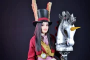 Carol Frazão, cosplayer e embaixadora do Metrópoles Games, como a personagem Alice, do jogo Alice: Madness Returns