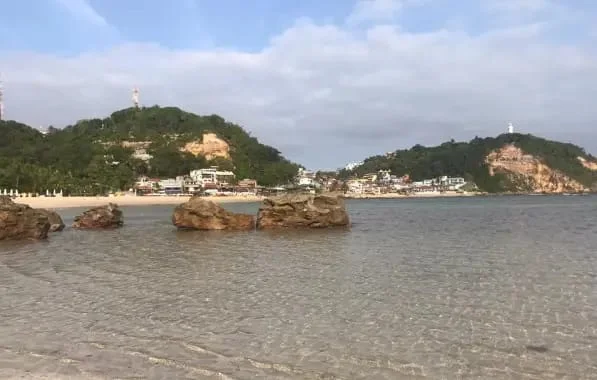 Homem é encontrado morto em orla na Bahia; suspeita é de afogamento