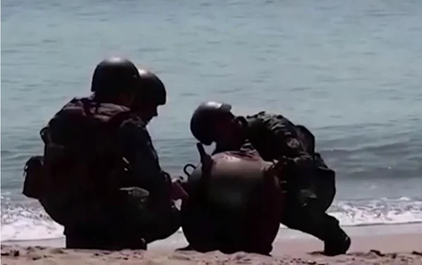 militares desarmam bombas na praia de Odessa, na Ucrânia
