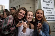Fãs animadas por participar do julgamento Fãs animadas por participar do julgamento