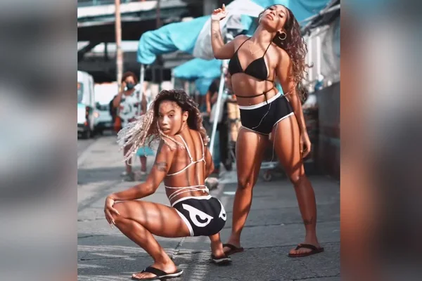 As dançarinas cariocas Aline Maia e Juliete bombaram com um clipe do hit Montagem Guerreira