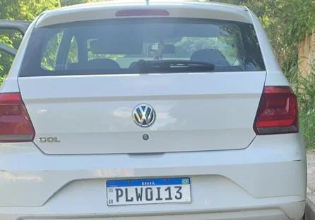 Criminoso foi flagrado sem roupas, dentro do carro modelo Gol, cor branco, placa PLW0I13.