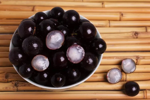 É tempo de jabuticabas. Veja 5 receitas criativas com as frutinhas