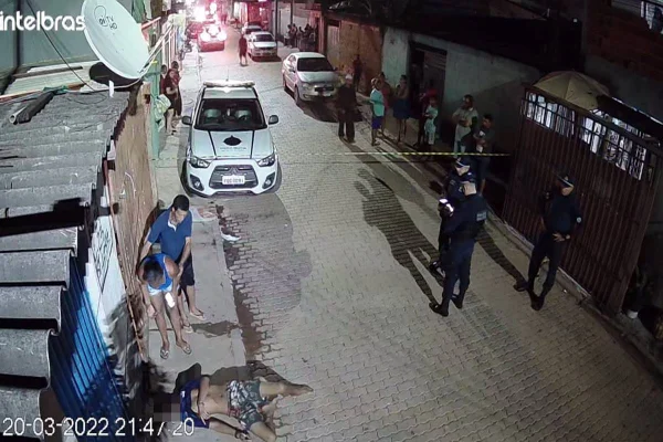 Vídeo mostra momento em que jovem é baleado após briga entre vizinhos