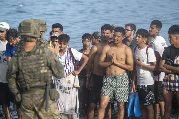 Forças de segurança espanholas tomam providências à medida que migrantes chegam à costa da cidade espanhola de Ceuta, no Norte da África, após tentarem fazer a travessia a nado a partir do Marrocos