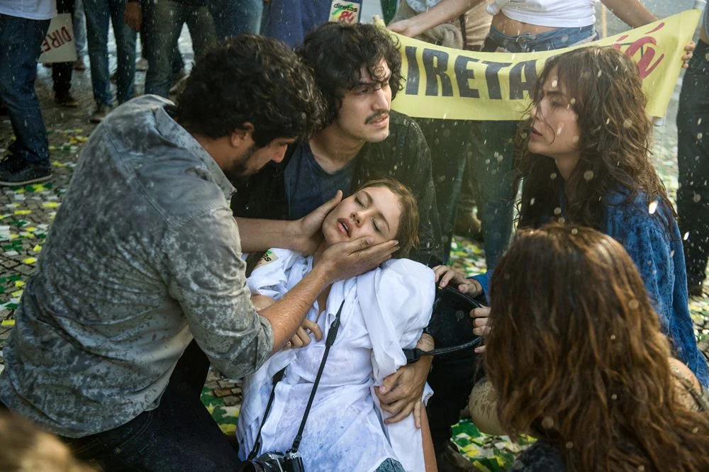 Alice (Sophie Charlotte) desmaia ao ver Renato (Renato Góes) nas Diretas Já. Alice (Sophie Charlotte) desmaia ao ver Renato (Renato Góes) nas Diretas Já.