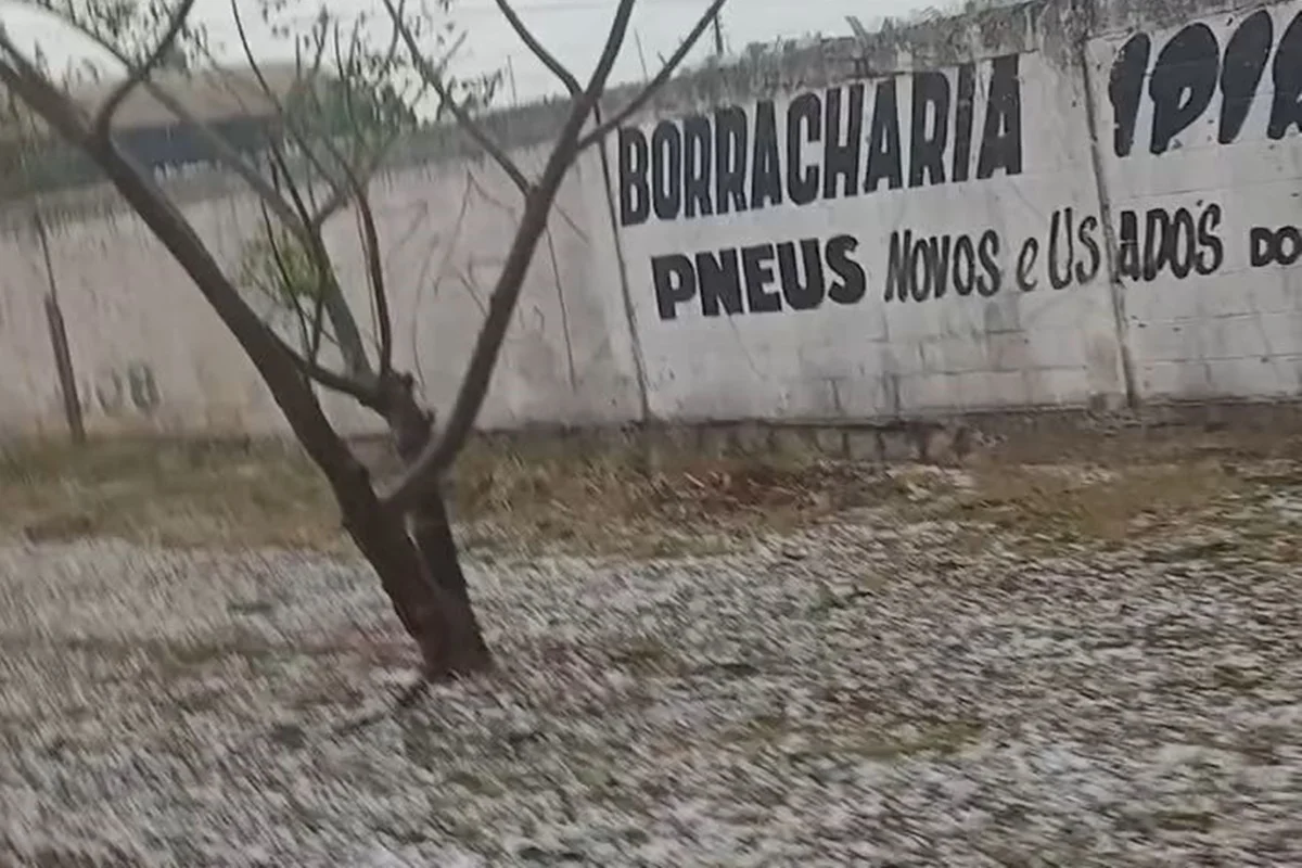 Granizo em Planaltina: temporal alaga ruas e provoca estragos no DF
