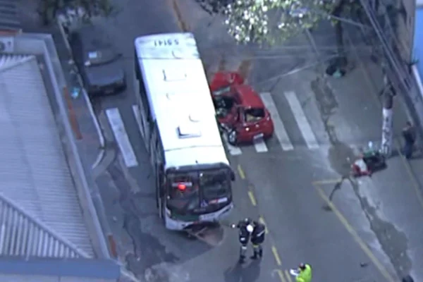 Perseguição policial termina em acidente com ônibus e 2 feridos em SP