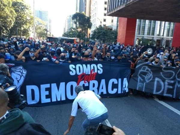 Protesto de torcedores a favor da democracia na Avenida Paulista