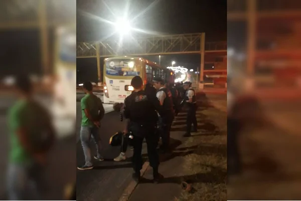 Homem com tornozeleira eletrônica assalta ônibus no DF