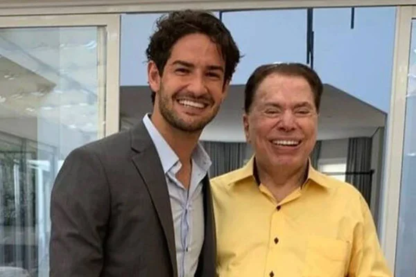 Foto colorida de Alexandre Pato (à esquerda) e Silvio Santos (à direita)