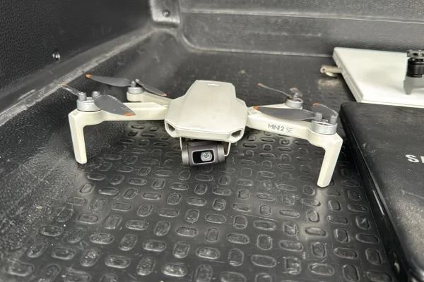 Imagem colorida de drone em cima de mesa. Metrópoles